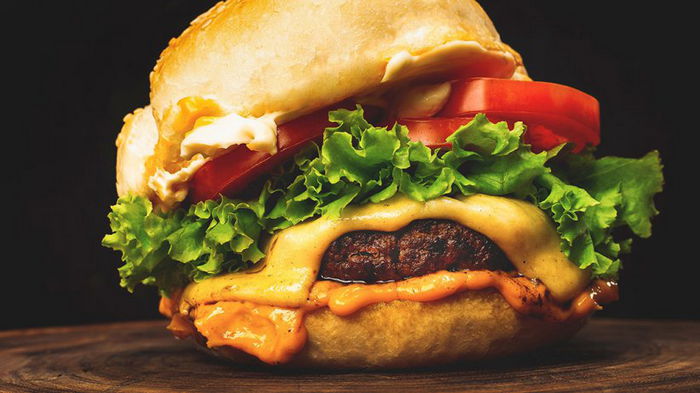 Запрограммировать себя на отказ: ученые рассказали, как перестать есть вредную пищу