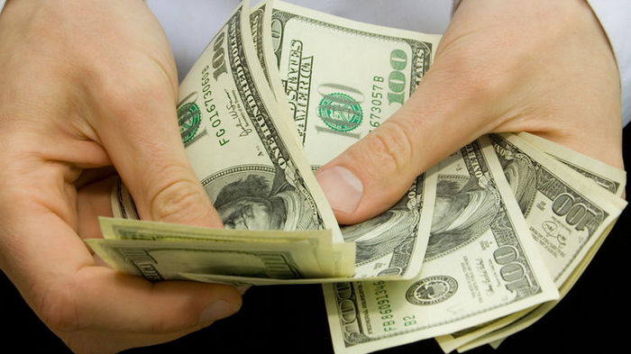 Доллар ускорил падение: обменники обновили курсы валют