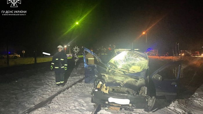 На Прикарпатье автомобиль столкнулся с поездом, есть травмированный