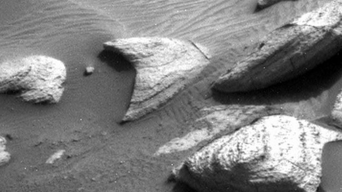 Звездный путь. Марсоход NASA обнаружил на Красной планете символ Звездного флота (фото)