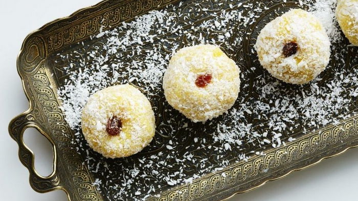 Шарики с клубникой в кокосовой стружке: рецепт идеального десерта