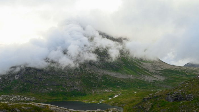 Цепляются за вершины: ученые обнаружили, как на самом деле горы формируют облака