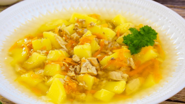 Простой картофельный суп с рыбными консервами: на приготовление уйдет не более 30 минут