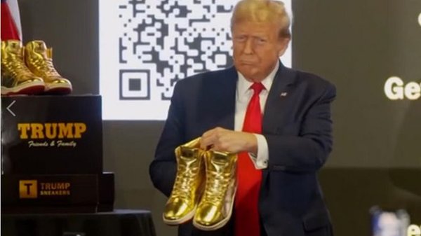 Трамп презентовал золотые кроссовки имени себя