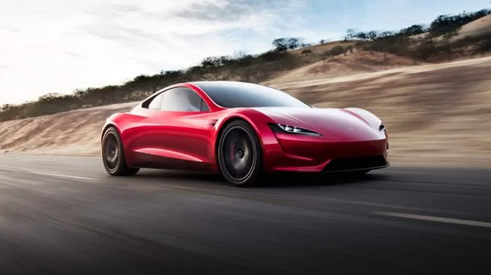 Tesla планирует начать поставки автомобилей Roadster в следующем году