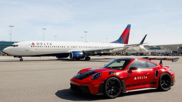 В США опаздывающих пассажиров доставляют к самолету на Porsche за $240 000