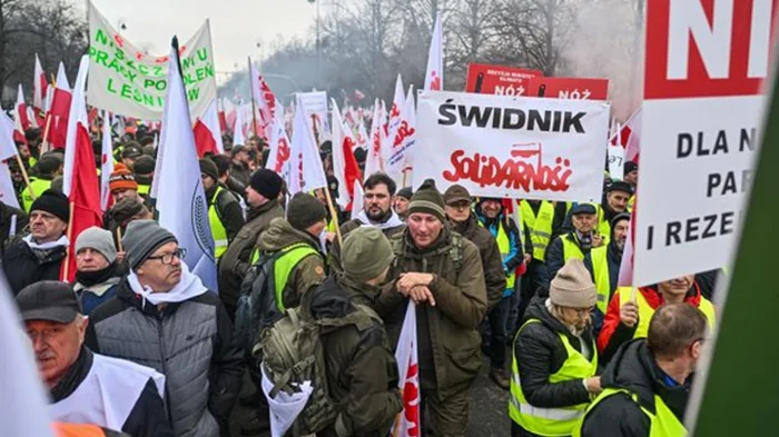 Польские фермеры блокируют 6 направлений на границе и митингуют в Варшаве