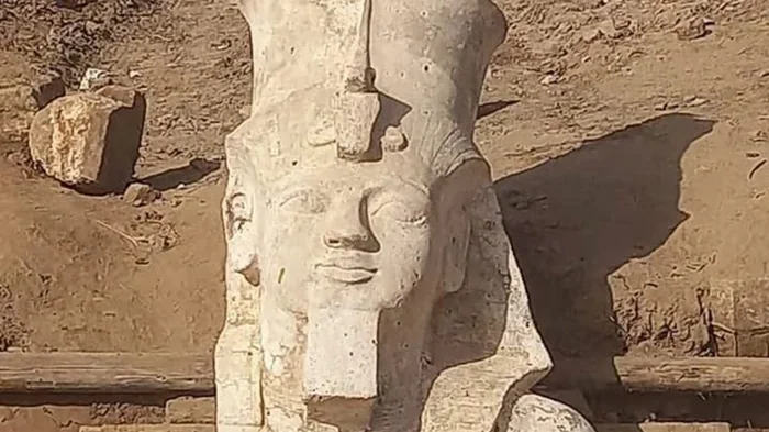 В Египте обнаружили верхнюю часть статуи фараона Рамзеса II