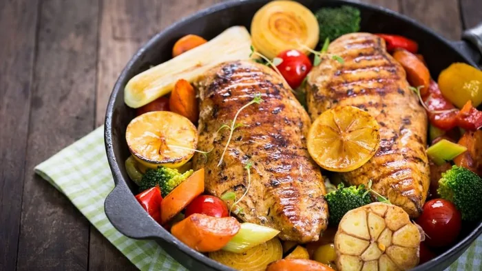 Куриное филе под овощной мексиканской смесью: рецепт эффектного горячего блюда