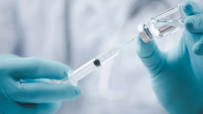 Ученые обследовали немца, получившего 217 прививок от коронавируса: что они выяснили