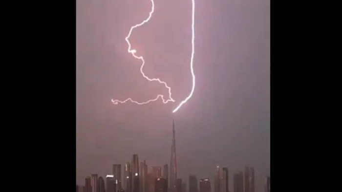 Молния ударила в самый высокий в мире небоскреб