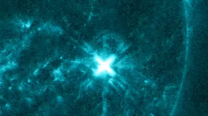 Мощный взрыв на Солнце вызвал масштабное отключение связи на одном континенте (видео)