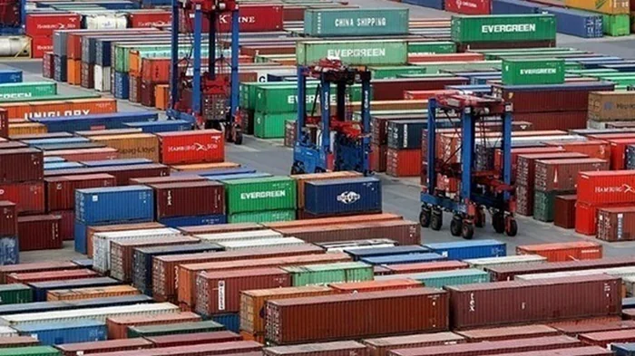 Объем торговли через Суэцкий канал упал на 50%, через Панамский — на 32%