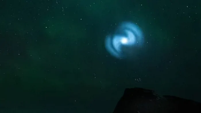 Спиральная галактика или корабль инопланетян: в небе над Европой увидели странный объект (фото)