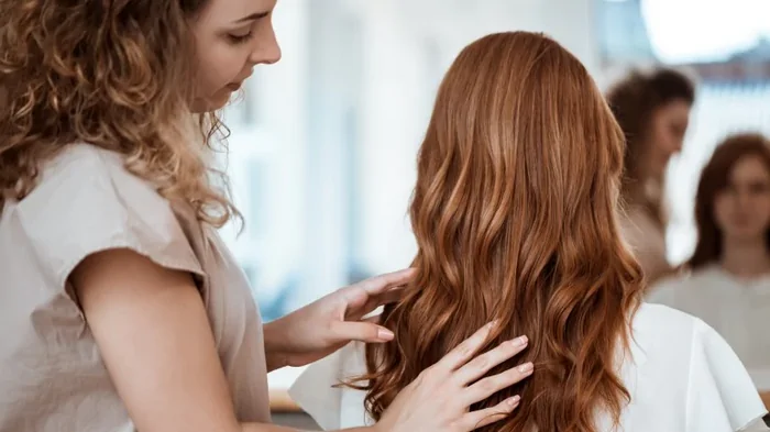 Выпрямила волосы ценой здоровья: женщине повредили почки во время процедур красоты