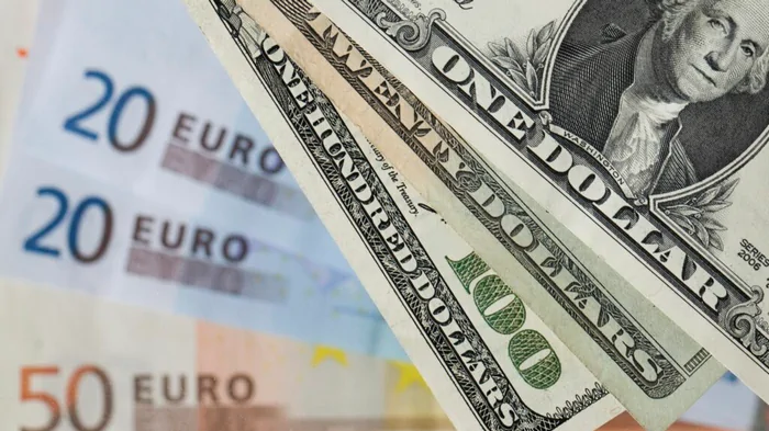 НБУ опустил официальный курс доллара ниже 39 гривен