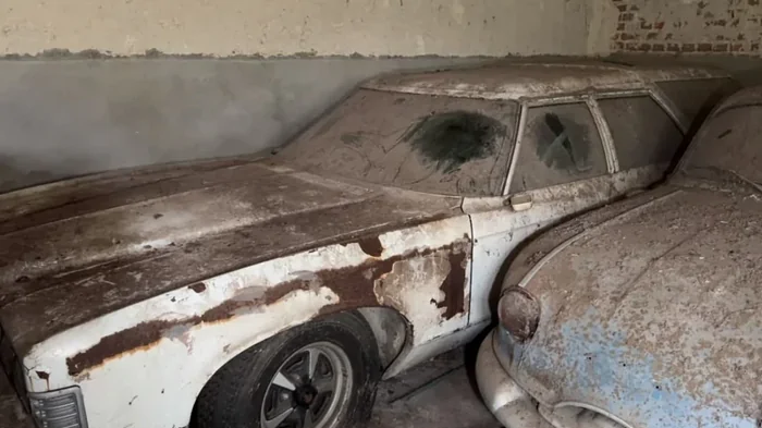 В роскошном поместье обнаружена заброшенная коллекция старинных авто (видео)