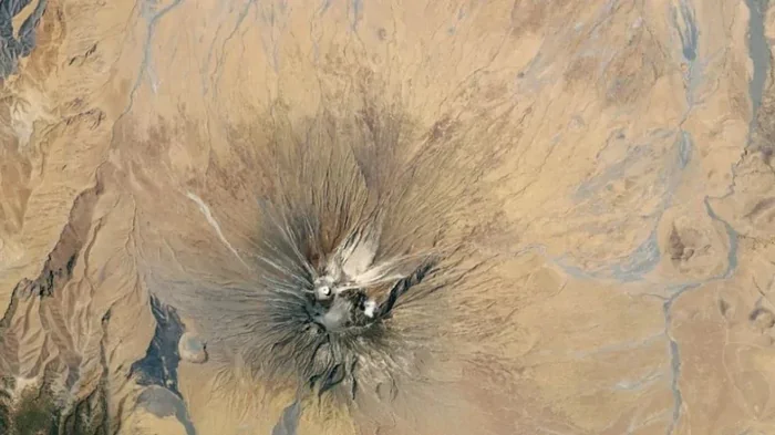 Самый странный вулкан Солнечной системы: изливает «холодное моторное масло» (видео)