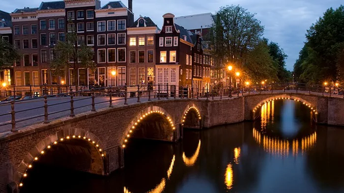 В Амстердаме почти полностью запретили строительство новых отелей