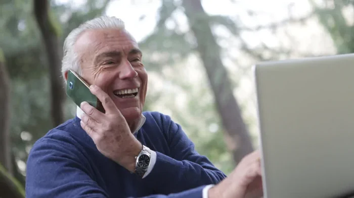 Гарантирует здоровую старость: какой вид работы способен защитить наш мозг