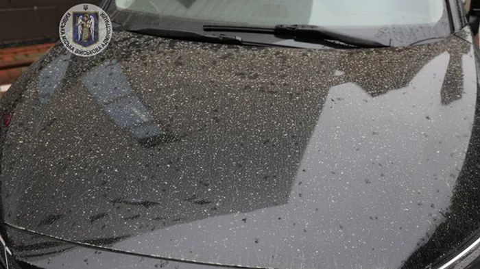 «Грязный» дождь добрался до Киева (фото)