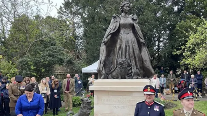 В Великобритании открыли памятник покойной королеве Елизавете II