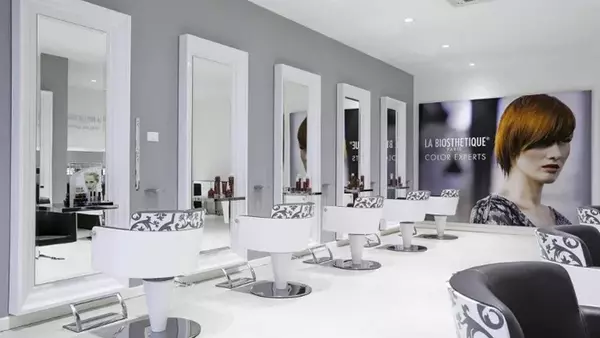 парикмахерские кресла в салоне красоты