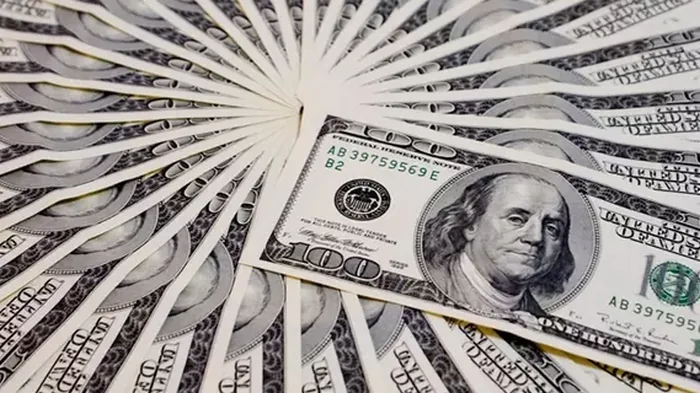 Курс доллара падает четвертый день подряд