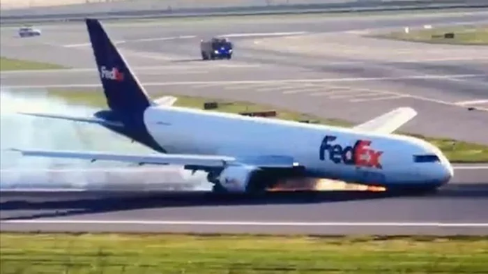 В Стамбуле грузовой самолет приземлился на фюзеляж