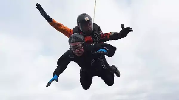 Американец вернул себе титул старейшего парашютиста в мире (видео)