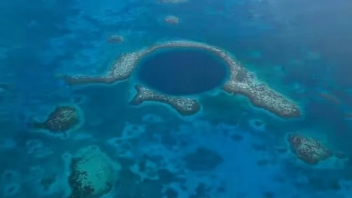 На дне Большой Голубой Дыры в океане найдено нечто тревожное: о чем идет речь (фото)
