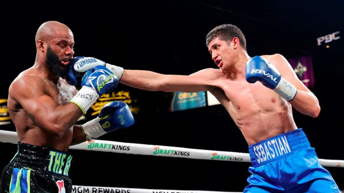 Фундора быстро справился с Букером, одержав досрочную победу