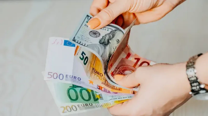 Финансовые аналитики ухудшили прогноз по курсу доллара на ближайший год