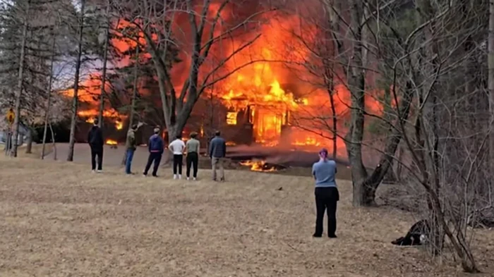 В США легкомоторный самолет упал на жилой дом