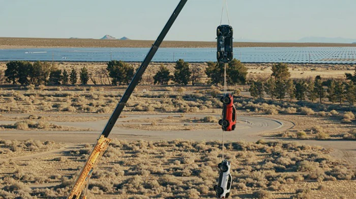 Honda подвесила три Passport TrailSport друг за другом на кране