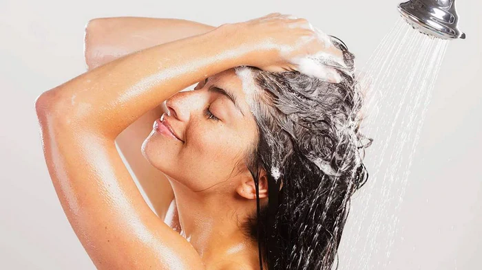 Як обрати шампунь для фарбованого волосся і зберегти колір надовго: практичний гайд