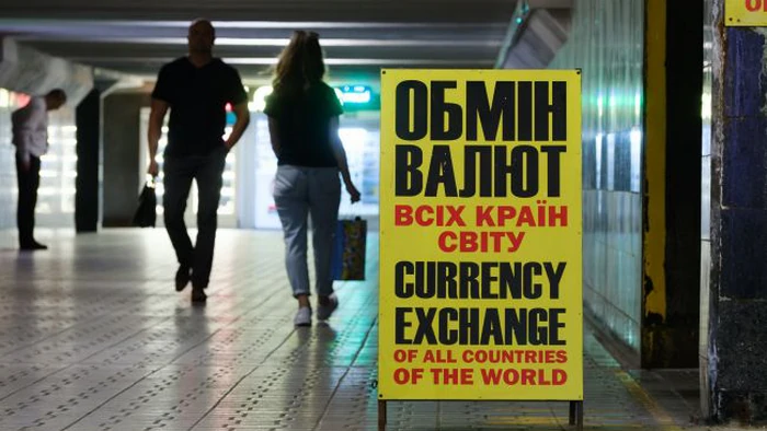 Финансовые аналитики впервые за год улучшили прогноз по курсу доллара в Украине