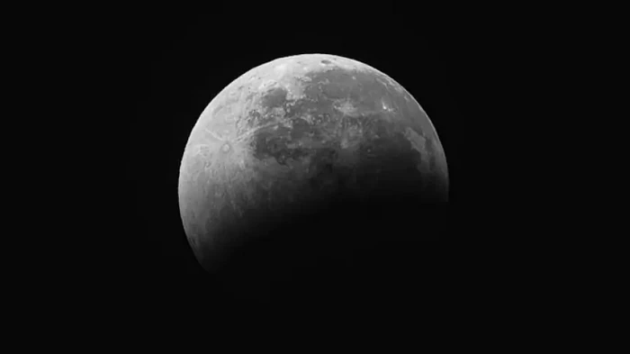 Луна постоянно создает свои маленькие копии: они вращаются вокруг Земли, что это