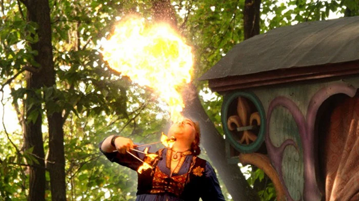 Американская учительница установила мировой рекорд по дыханию огнем