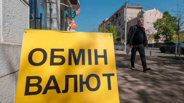 Аномальное явление: украинцы резко сократили покупку долларов