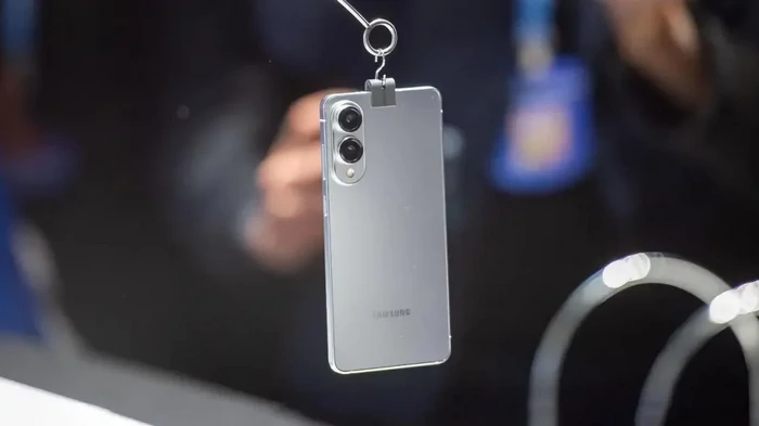 Рекордно тонкий смартфон Samsung полностью рассекречен до анонса (фото)