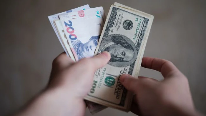 Доллар немного подешевел: свежие курсы в обменниках