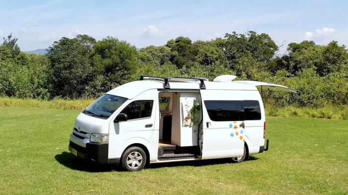 Массовый минивэн Toyota превратили в уютный автодом для двоих (видео)