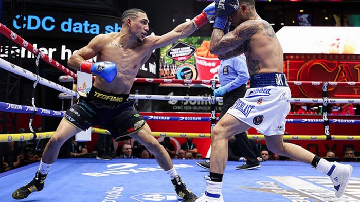 Лопес успешно защитил свой титул в поединке против Барбосы