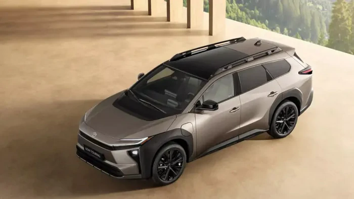 Большой багажник и 4,4 с до сотни: презентован самый большой электрокроссовер Toyota (фото)