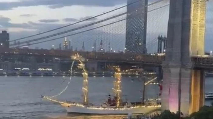 В Нью-Йорке мексиканское судно врезалось в мост