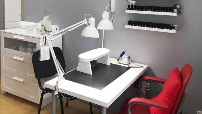 манікюрний стіл