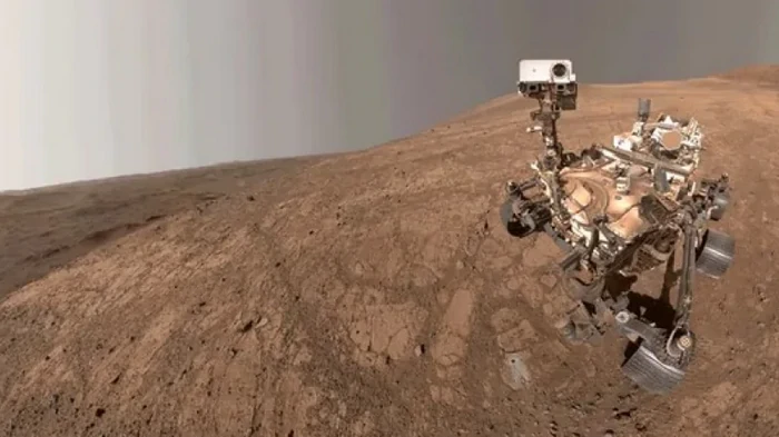 Марсоход NASA сделал селфи на Марсе: в кадр попал неожиданный гость (фото)