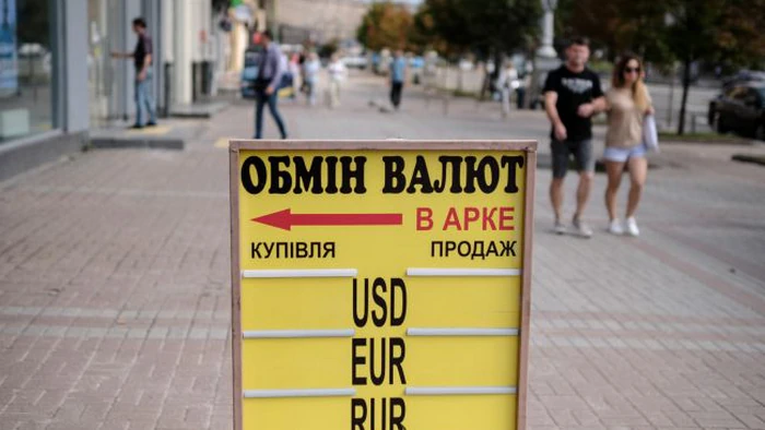 Доллар пошел вниз: обменники обновили курсы валют