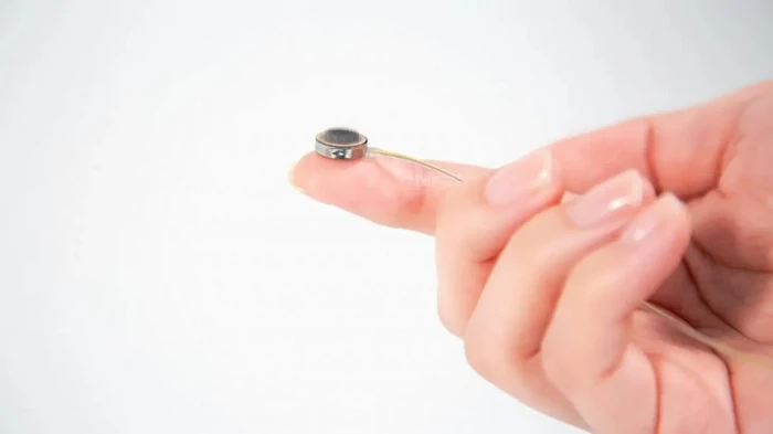 Конкурент Neuralink Илона Маска установил свой мозговой имплант первому пациент